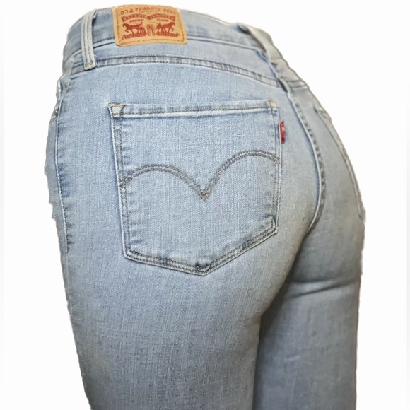 Low rise Skinny light wash Levi jeans, some discolouration on the bum Size 26! - Picture 2 of 5